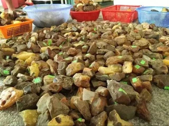 记者暗拍蜜蜡工厂,揭秘琥珀蜜蜡造假全过程!