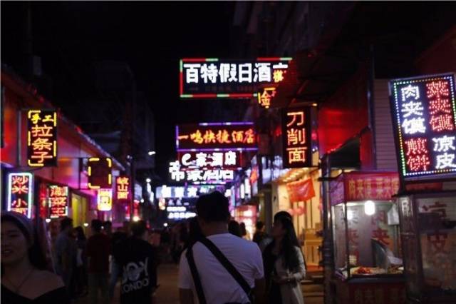 何家营——一条藏在长安大学城的"堕落街".