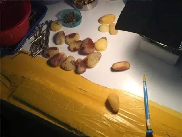 记者暗拍蜜蜡工厂,揭秘琥珀蜜蜡造假全过程!