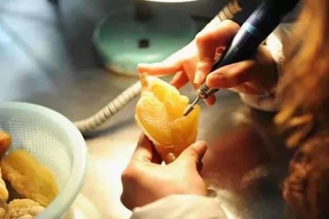 记者暗拍蜜蜡工厂,揭秘琥珀蜜蜡造假全过程!