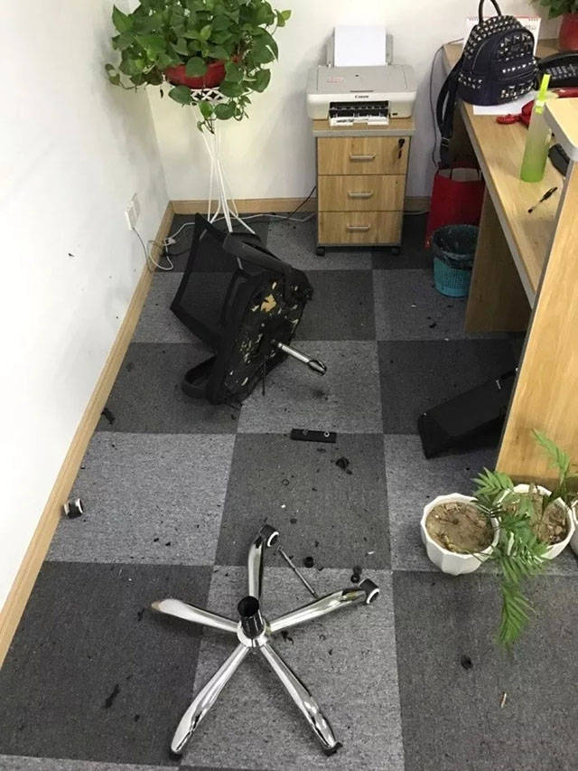 可怕！辦公椅突然爆炸
全國十大辦公家具，擊穿電腦機箱！頻發(fā)事