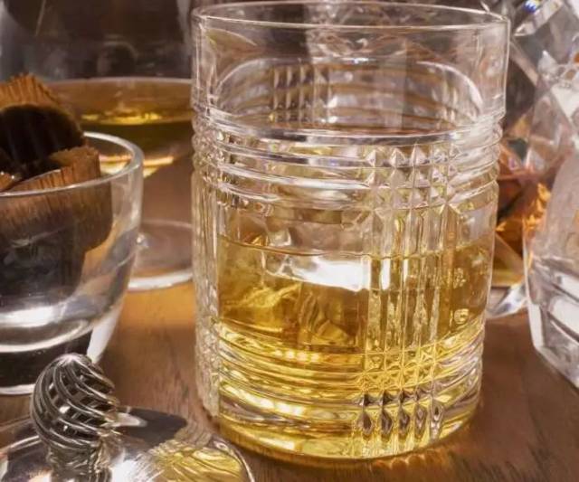 啤酒对身体的伤害大不大 f6f9365a8f884a0e9d1680ffd8a3a9d2.jpeg