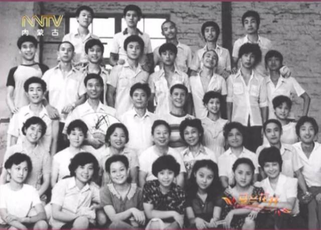 邢岷山的妻子名叫钮晓晴,是他老师沈世华的女儿,也是他的初恋.