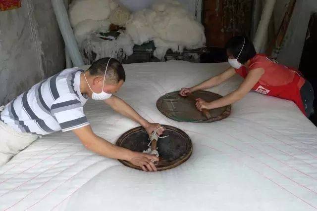 以前弹棉花匠多上门为农户加工棉絮和纺纱,纺线,棉衣用的棉絮.