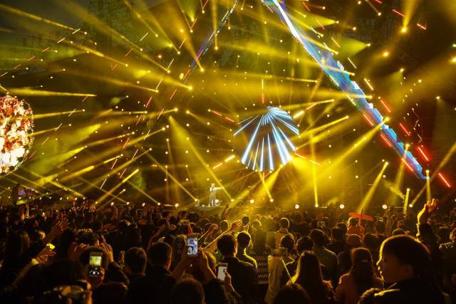 世界瞩目的武汉天空之城,20万人跟着音浪一起飞!
