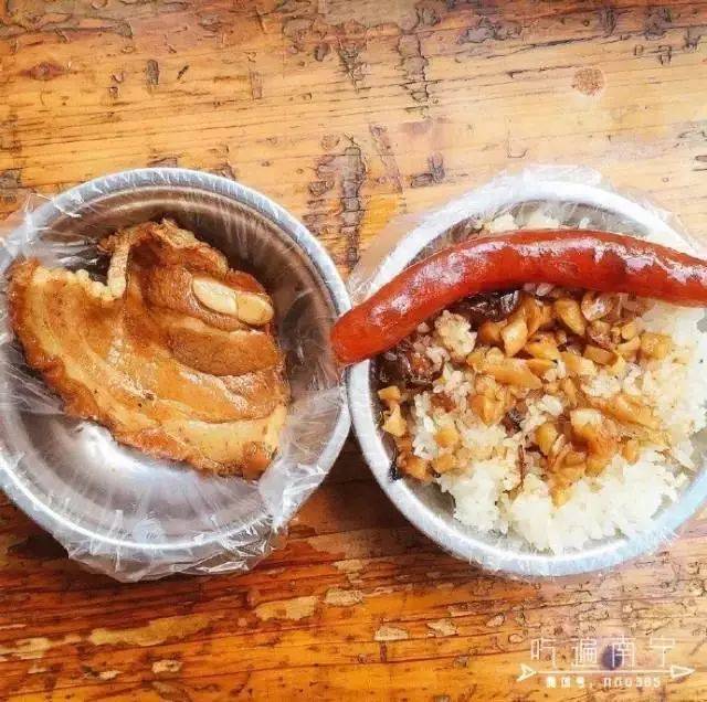 在广西,一定要去吃萝卜糯米饭,配上香肠,扣肉,绿豆,大闸干,都非常好吃木桶蟹壳里的黑膜图片