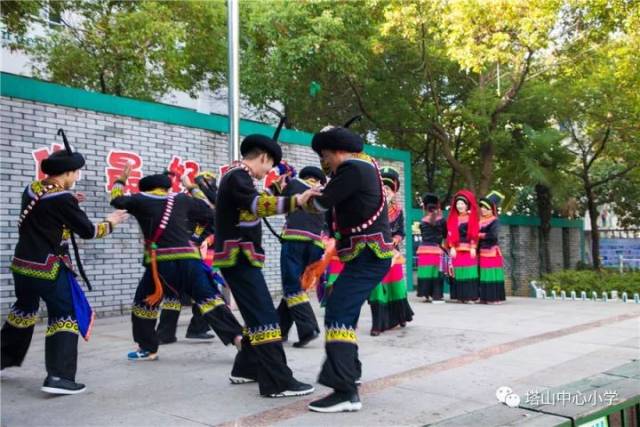 抢亲时,娘家的"阿咪子"们对抢亲的小伙子泼水,抹黑脸,使整个婚礼的