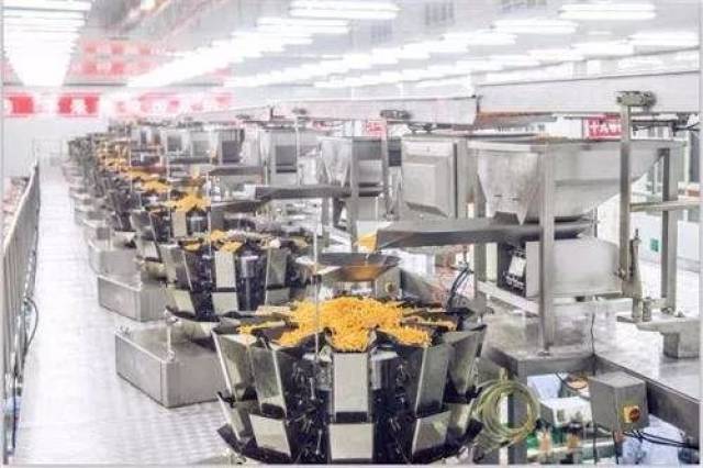 魔性!1米8辣条堪比擎天柱,还能做跳绳!