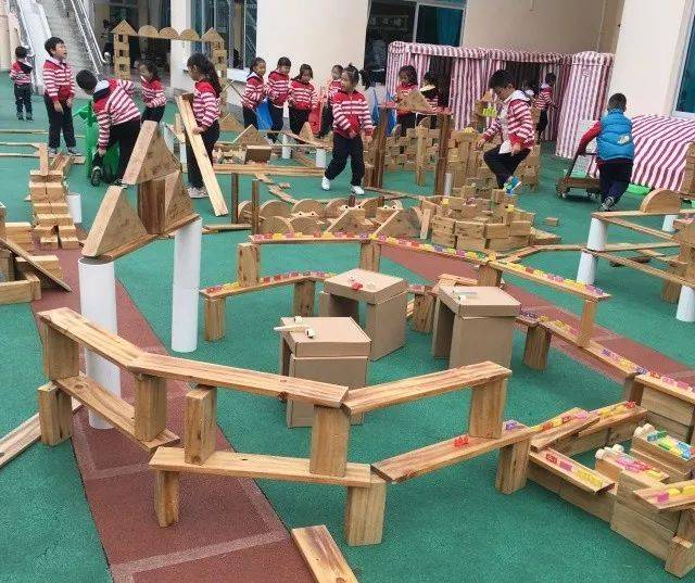 木玩建构游戏活动是孩子们乐此不彼的活动,建构游戏材料结构简单