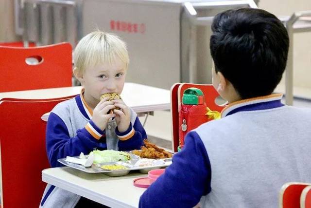 享用西餐 every tuesday and friday, the foreign students enjoy