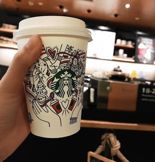 星巴克出了款刷爆朋友圈的diy圣诞白杯,比去年