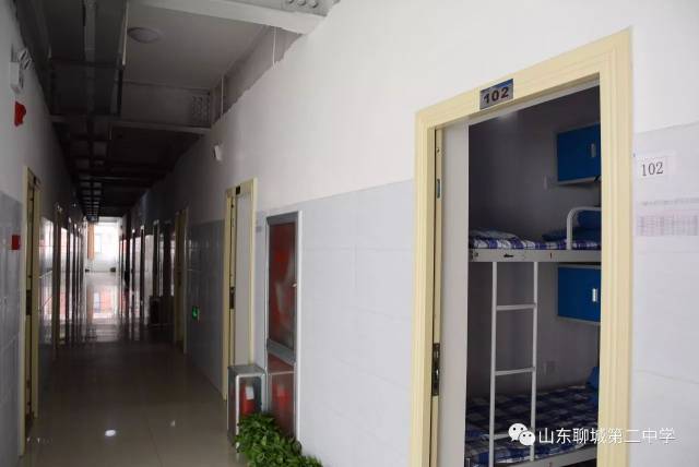 聊城二中校园面貌有了翻天覆地的变化,宽敞明亮的教学楼,宿舍楼拔地而