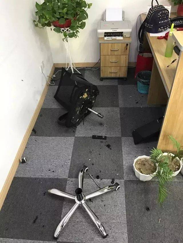 可怕！辦公椅突然爆炸
派辦公家具，擊穿電腦機(jī)箱！頻發(fā)事