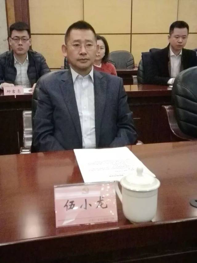 加中四川总商会副会长伍小龙 广安市有关部门,单位负责人出席签约仪式