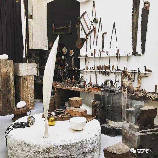 1977年,蓬皮杜艺术中心建设完成,布朗库西工作室设在建筑物北侧角落.