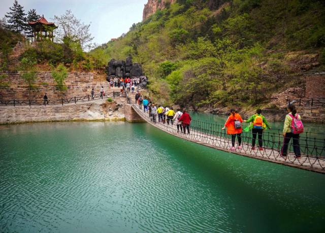 紫金山风景旅游区位于太行山东麓邢台县境内,距邯郸市100多公里.