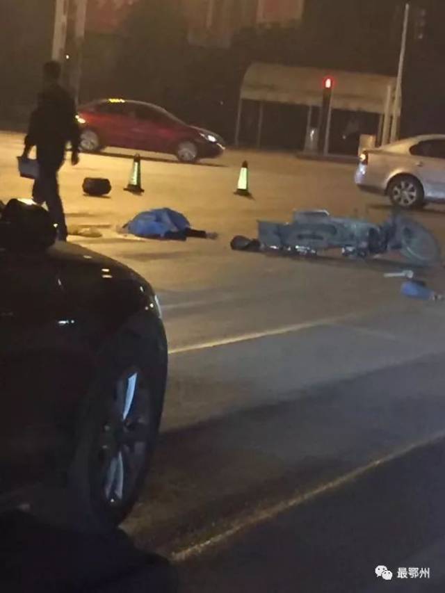 鄂州一十字路口昨发生车祸,一骑车人当场被撞身亡.