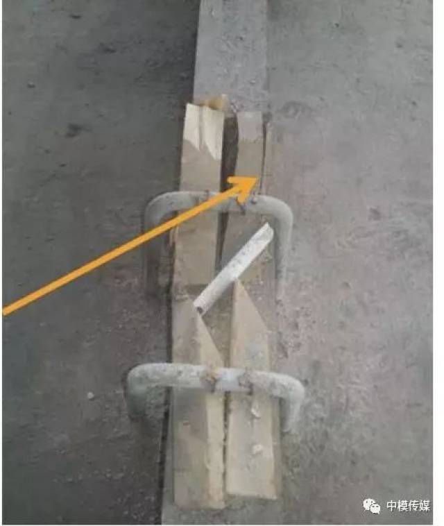 应使用一级钢预埋锚环,严禁将悬挑钢管固定在外脚手架上.