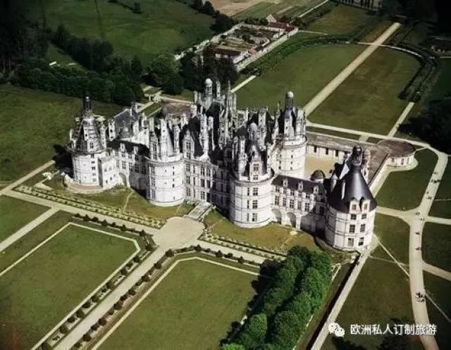 这座城堡集合了中世纪要塞的宏伟壮阔和意大利文艺复兴的丰富内涵,却