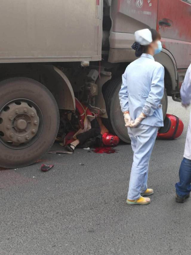 岳阳中南市场附近路段货车压了一辆摩托车…… 骑摩托车出车祸的事件