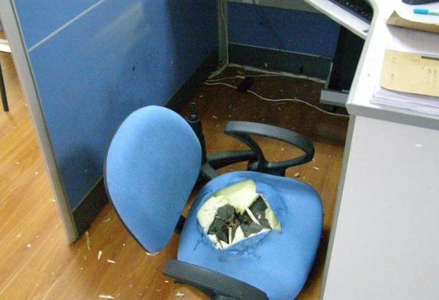 可怕！辦公椅突然爆炸
派辦公家具，擊穿電腦機(jī)箱！頻發(fā)事