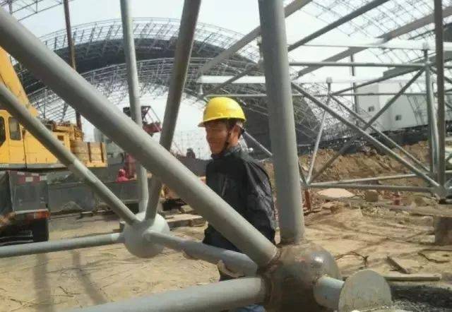 钢网架平面安装: 1)放球:将己验收的焊接球,按规格,编号放入安装节点