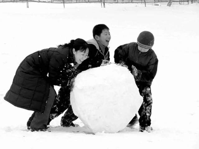 下雪天必须要出门"滚雪球"