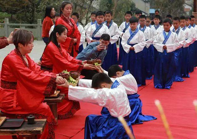 家乡事 | 40多名小学生身穿汉服行谢师礼,安吉举办第八届"尚书文化节"