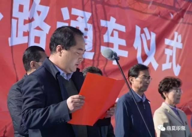 永靖县交通局局长孔祥科介绍西山公路基本情况.