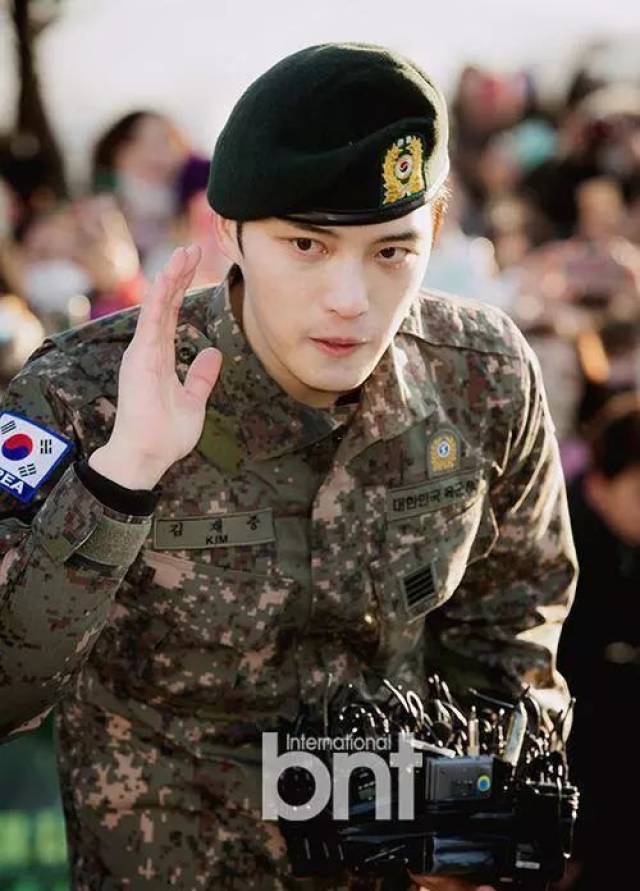 韩国男明星入伍当兵什么样子你觉得谁更帅呢