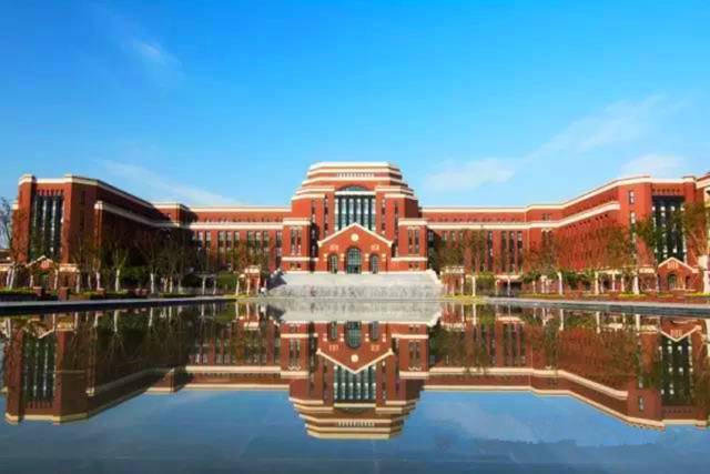 说起上海建桥学院,它可是上海响当当的 贵族学校,被同学们戏称为