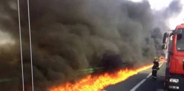 高速公路油罐车起火,100米流淌火猛烈燃烧!消防冒危险