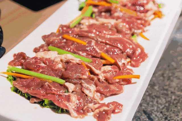 吃牛肉的动态图片大全 下大暴雨动态图片大全 动漫资讯  下大雨内容