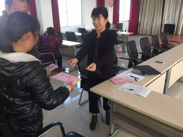 明光市民政局开展关爱女孩慰问活动