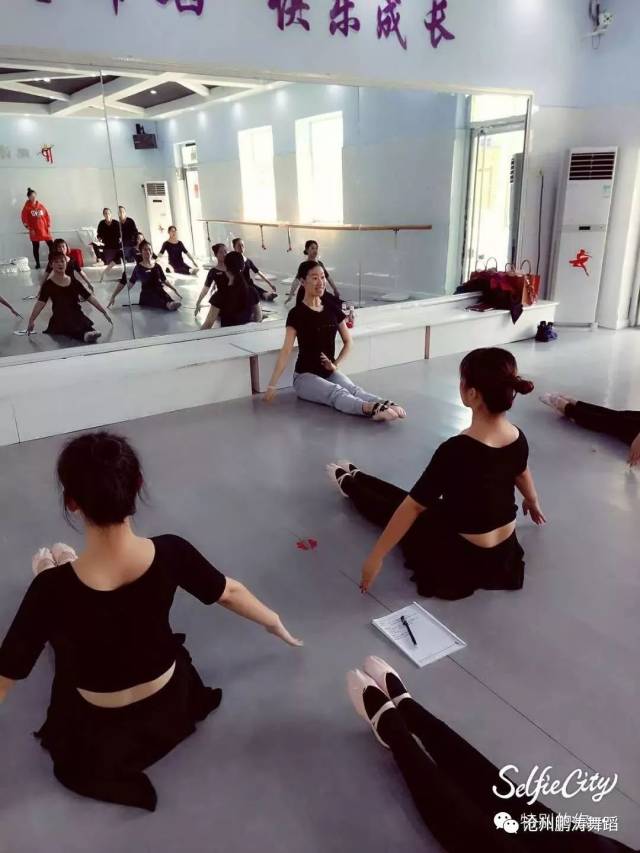 北京舞蹈学院考官苏丽丽老师第二次来我校帮助老师们提升专业教学能力