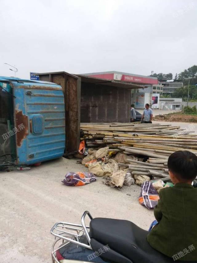 龙川西出口发生交通事故,一辆货车侧翻在地.