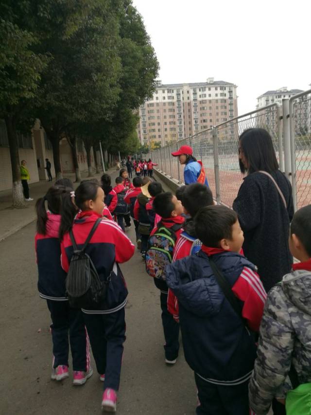 走进百年五中 尽览名校风采 ---荆州街小学广电小记者参观襄阳市第五