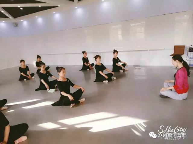北京舞蹈学院考官苏丽丽老师第二次来我校帮助老师们提升专业教学能力
