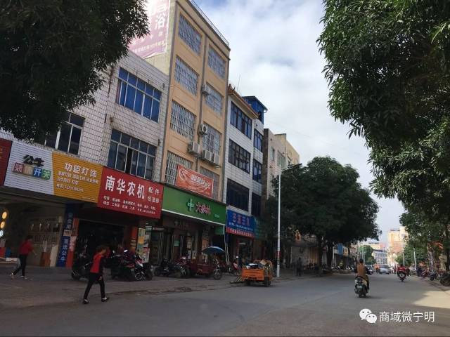 都是待客三轮车 如今变成了"依妖"的主场 是的,整个宁明县城范围内