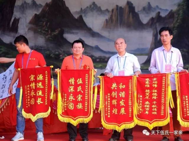来自世界各地的宗亲赠送牌匾,锦旗,字画等等,为宗祠落成盛典增添喜庆