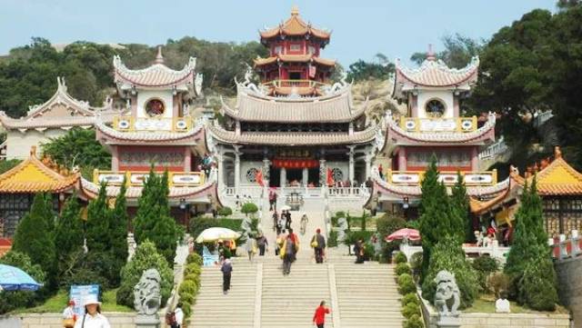 早餐后,游览澳门的标志建筑物【大三巴牌坊】【大炮台】(停留30分钟)