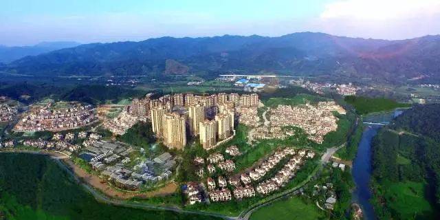 位于广东省惠州市龙门县境内被誉为"北回归线上的绿洲""南国避暑天堂"