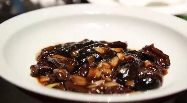 braised sea cucumber "董氏葱烧海参"是许多食客在大董的必点菜色