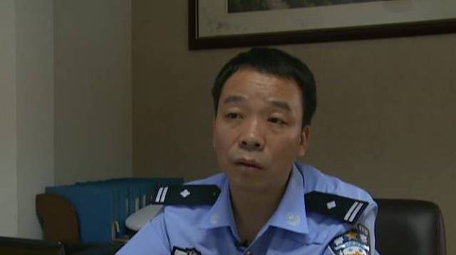 上午,永安市标转盘位置一场交通拥堵,是因为两辆车发生了刮擦!