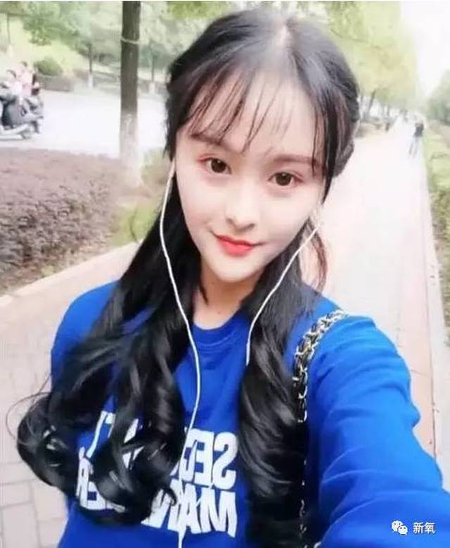 网友偶遇迪丽热巴的妹妹迪丽冷巴,说两人像双