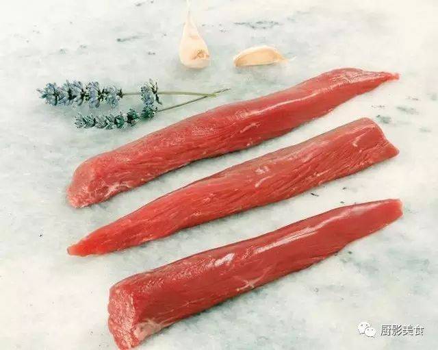 骨之间的一条肉,呈长条圆形,一头稍细,是最嫩的肉(也有叫腰柳肉的)
