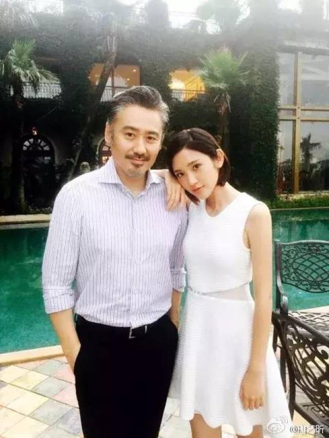 49岁的吴秀波和28岁的唐艺昕在几年前一起拍了部电视剧《抱着你是幸福
