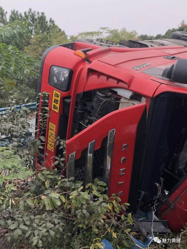 快讯:一辆装载笑气的罐装车在黄陂甘棠发生侧
