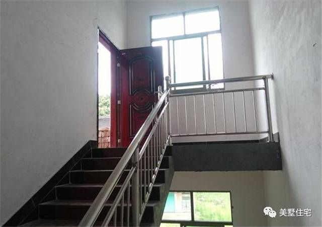 小伙花40万回老家建房,却把房子建成这样,网友:白瞎了