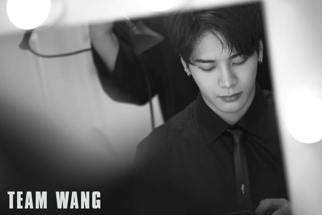 王嘉尔新歌舞台正能量 主持表演两不误